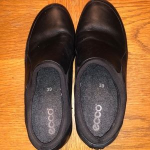 Women’s Merrell Black Slip on’s